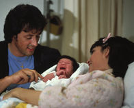 Rocky II – Eine glückliche Familie: Rocky Balboa (Sylvester Stallone, l.) mit Frau Adrian (Talia Shire, r.) und Baby ...
