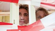 Löwenzahn – Fritz Fuchs (Guido Hammesfahr) und seine Kusine Charlie (Géraldine Raths) sind unter Quarantäne gestellt. Sie sollen gefährliche Bakterien gezüchtet haben.