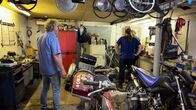 Max' Carshop - Schrauben frei Schnauze – Max Cornelius (r.)