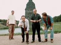 Tatort – MDR Fernsehen TATORT, "Tödliches Verlangen" Uhr im Ersten. Kurze Verschnaufpause bei den Ermittlungen: Die Kommissare Ehrlicher (Peter Sodann, Mitte links) und Kain (Bernd Michael Lade, rechts daneben) gönnen sich mit ihren Kollegen ein Boccia-Spiel in den Grünanlagen vor dem Leipziger Völkerschlachtdenkmal.