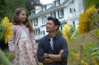 The Exorcist – Andy (John Cho, r.) will der kleinen Grace (Amélie Eve, l.) helfen, endlich mit ihren Ängsten zurechtzukommen ...
