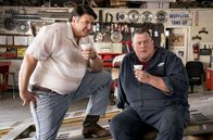 Young Sheldon – George sen. (Lance Barber, l.); Herschel (Billy Gardell, r.)
