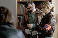 Red Light – Evi Vercruyssen (Maaike Neuville) und ihr Kollege Sam De Man (Koen De Bouw) untersuchen die Wohnung von Esthers Mann Eric.