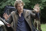 MacGyver – Angus "Mac" MacGyver (Lucas Till) und Jack Dalton, die zwei Spezialagenten des "Department of External Services", arbeiten zusammen, um eine entführte CIA-Agentin zu finden ...