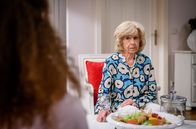 Sturm der Liebe – Wilma (Birgit Koch, r.) reagiert skeptisch, als Ana (Soluna-Delta Kokol, l.) ihr von dem Kuss mit Philipp erzählt.