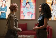 The Bold Type – Adena El Amin (Nikohl Boosheri, l.); Kat Edison (Aisha Dee, r.)