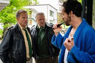 Hubert ohne Staller – Hubert (Christian Tramitz, l.) und Girwidz (Michael Brandner, M.) befragen den Nachbarn Dr. Seidl (Markus Andreas Klauk, r.).