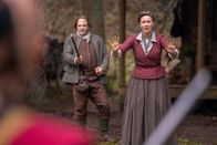 Outlander - Die Highland-Saga – Outlander – Die Highland-Saga Staffel 4 Folge 5 Ein Landstreit eskaliert: Urs Rechn als Gerhard Mueller, Caitriona Balfe als Claire Randall Copyright: SRF/2018 Sony Pictures Television Inc.
