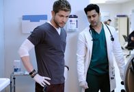 Atlanta Medical – Dr. Conrad Hawkins (Matt Czuchry, l.); Dr. Devon Pravesh (Manish Dayal, r.)
