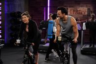 Call Me Kat – Kat (Mayim Bialik, l.); Max (Cheyenne Jackson, r.)