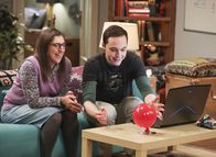 The Big Bang Theory – Sheldon (Jim Parsons, r.) würde alles daran setzen, einmal bei der Professor Proton-Show mitwirken zu dürfen, doch dann fragt Wil ausgerechnet Amy (Mayim Bialik, l.), ob sie in der Show auftreten will ...