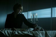 Tatort – Frau Voss (Gitta Schweighöfer) verabschiedet sich von ihrer toten Tochter Carolina (Tatiana Nekrasov).