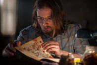 Evil Dead – Ein mysteriöses Buch entfesselt unheilvolle Mächte, als Eric (Lou Taylor Pucci) laut daraus vorliest.