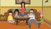 Bob's Burgers – Als im Fernsehen ein Sofa-Werbespot läuft, will Louise (r.) ein neues Sofa, doch Gene (l.), Tina (2.v.l.), Linda (M.) und Bob (2.v.r.) verbinden so viele Erinnerungen mit der Couch, dass sie diese eigentlich nicht hergeben wollen ...