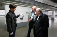 Rentnercops – Polizeipräsident Plocher (Michael Prelle, r.) und Staatsanwalt Wagenknecht (Dominik Bender, M.) treffen am Tatort auf Kommissar Feller (Christoph Jöde, l.), der bereits die Tatwaffe sichergestellt hat.