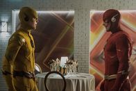 The Flash – Barry Allen alias Reverse-Flash (Grant Gustin, l.); Eobard Thawne alias The Flash (Tom Cavanagh, r.)