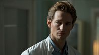 Der Palast – Georg (August Wittgenstein) stellt einen Ausreiseantrag. Will er die DDR verlassen, weil er die Freiheit sucht? Oder flieht er auch vor seinen Problemen?