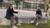 SMS - Schwanke meets Science – Karsten Schwanke im Gespräch mit Prof. Vasilis Ntziachristos (links), der neue Wege bei bildgebenden Verfahren in der Medizin beschreitet.