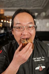 Insekten essen – Der New Yorker Koch Joseph Yoon ist ein glühender Verfechter der Insektenküche und bietet ganze Insekten-Menüs an.