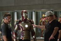 Iron Man 3 – Robert Downey Jr.(l.) bekommt letzte Anweisungen von Regisseur Shane Black (r.) ...