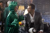 Community – Party-Alarm am Greendale Community College: Jeff (Joel McHale, r.) und Britta (Gillian Jacobs, l.) ...