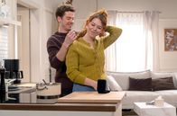 Sturm der Liebe – Fanny (Johanna Graen r.) will das Thema Marlon aus ihrer Beziehung mit Kilian ( Anthony Paul l.) ausklammern.