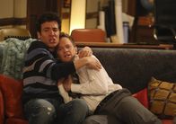 How I Met Your Mother – Als Robin von Don gefragt wird, ob sie zu ihm ziehen will, hält Robin es für an der Zeit, dass Ted (Josh Radnor, l.) und Barney (Neil Patrick Harris, r.) endlich ihren neuen Freund kennenlernen. Bei einem Treffen erfährt Don, dass Barney vor ihm mit Robin zusammen war, womit er ein Problem hat ...