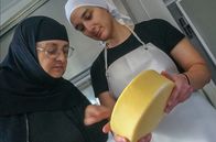 GEO Reportage – Schwester Theosemni (re.) stellt den Graviera her, einen Schafskäse, der typisch für Griechenland ist.