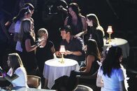 Castle – Aus Ermittlungszwecken besucht Richard Castle (Nathan Fillion, M.) zusammen mit Kate Beckett (Stana Katic, 2.v.r.) einen Stripclub für Frauen. Schon bald wird der erfolgreiche Krimibuchautor von den Damen umringt.