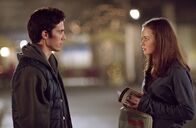 Gilmore Girls – Von seiner Mutter wird Jess (Milo Ventimiglia, l.) nach Stars Hollow zu seinem Onkel Luke geschickt und eigentlich hasst er alles und jeden - bis auf Rory (Alexis Bledel, r.) ...