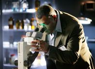 CSI: Vegas – Für Dr. Ray Langston (Laurence Fishburne) beginnt die erste Schicht. Er soll einen vermeintlich harmlosen Einbruch sowie die Ursache eines Brandes mit Todesfolge klären. Dabei macht er interessante Entdeckungen...