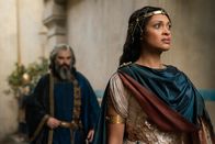 Der Herr der Ringe: Die Ringe der Macht – Kanzler Pharazôn (Trystan Gravelle) und Königin Regentin Míriel (Cynthia Addai-Robinson) beraten über Galadriels Ansinnen, den Bund zwischen Númenórern und Elben zu erneuern.
