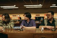 The Big Lebowski – Jeff Lebowski (Jeff Bridges, l.) entspannt sich zwischen den regelmäßigen Bowlingrunden mit seinen Freunden Walter Sobchak (John Goodman, r.) und Donny Kerabatsos (Steve Buscemi, M.) mit dem Lauschen von Walgesängen, dem Trinken von White Russians und dem Rauchen von Joints in der Badewanne. Doch eines Tages ändert sich sein Leben schlagartig ...