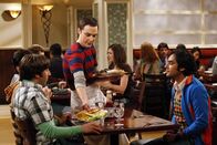 The Big Bang Theory – Im Wissen, dass Einstein einen banalen Job hatte, als er die Relativitätstheorie entwickelte, beschließt Sheldon (Jim Parsons, M.) schließlich, sich einen "primitiven" Job zu suchen und daraufhin stellt er sich kurzerhand selbst in der Cheesecake Facory ein. Rajesh (Kunal Nayyar, r.) und Howard (Simon Helberg, l.) können es nicht glauben ...