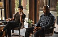 9-1-1 Notruf L.A. – Die Ehe von Athena (Angela Bassett, l.) und Michael (Rockmond Dunbar, r.) steht unter keinem guten Stern, doch als ein attraktiver fremder Mann Athena schöne Augen macht, ist das dennoch nicht einfach für sie ...