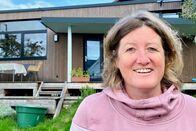SRF DOK: Tiny Houses - Traum oder Hype? – SRF DOK Tiny Houses – Traum oder Hype? Folge 3 Regina Lorenz lässt ihr Tiny House nach ihren Ideen in Deutschland herstellen. 2024 Copyright: SRF