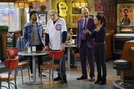 Superior Donuts – (v.l.n.r.) Franco Wicks (Jermaine Fowler); Arthur Przybyszewski (Judd Hirsch); Fawz (Maz Jobrani); Sofia (Diane Guerrero)