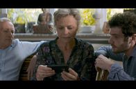 Kampf um den Halbmond – Auch Antoines (Félix Moati, re.) Vater Philippe (François Caron, li.) und seine Mutter Marie (Céline Samie, Mi.) sehen die Ähnlichkeit der Frau in der Reportage mit ihrer verlorenen Tochter Anna.