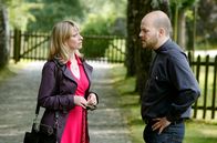 Mord mit Aussicht – Noch ein Erbe: Sophie Haas (Caroline Peters, l.) erfährt von Pfarrer Lepetit (Felix Goeser, r.), dass Oma Kathi den Apfelhof der katholischen Kirche von Hengasch vermacht hat.