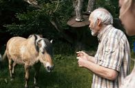 Unhappy – Enge Bindung zu Tieren: Uwe Meierjürgen, ehemaliger Professor und Chef der Berliner Forsten, mit seinen Pferden im Garten