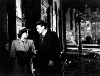 Der dritte Mann – Während seiner Nachforschungen trifft Holly Martins (Joseph Cotten) auf Anna (Alida Valli), die ehemalige Geliebte von Harry Lime - und bleibt vor ihrer Schönheit nicht unberührt.