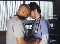 Scrubs - Die Anfänger – J.D. (Zach Braff, r.) nimmt eine Stelle im St. Vincent Krankenhaus an, um in der Nähe seines Sohnes zu leben. Am Härtesten trifft das seinen Freund Turk (Donald Faison, l.), doch auch der Hausmeister ist betrübt, denn er hasst Veränderungen ...