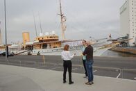 Verrückt nach Meer – Esbjerg/Dänemark. Ausflug zum Hafen von Esbjerg. Kapitän Elmar Mühlebach und Kreuzfahrtdirektor Chris Schädel wollen sich gemeinsam den Hafen von Esbjerg angucken. Sie werden begleitet von Hafen-Agentin Nivi.