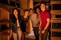 Club der magischen Dinge – v.l.), Imogen (Elizabeth Cullen), Peter (Jamie Carter), Ruksy (Rainbow Wedell) und Darra (Julian Cullen) haben sich heimlich in das Lagerhaus in Bangkok geschlichen. Sie suchen zwischen all den magischen Kunstgegenständen ein bestimmten Gemälde.