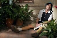 Two and a Half Men – Charlie (Charlie Sheen) versucht, sich mit exzessivem Glücksspiel, Alkohol und vielen Frauen darüber hinwegzuhelfen, dass er die Hochzeit mit Mia abgesagt hat ...