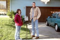 The Middle – Frankie (Patricia Heaton, l.) und Mike (Neil Flynn, r.) machen sich Sorgen, dass Axl doch kein Sportstipendium fürs College erhält. Währenddessen nervt Brick die beiden mit seiner Bitte, ihm ein iPad zu kaufen ...