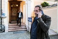 Watzmann ermittelt – Benedikt Beissl (Andreas Giebel, r.) und Jerry Paulsen (Peter Marton, l.) telefonieren vor der Polizeistation.