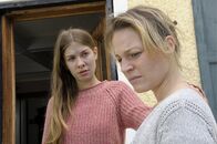 Frühling – Laura Feichtmayr (Zsa Zsa Inci Bürkle, l.) und ihre Mutter Sonja (Maria Simon) teilen ein unausgesprochenes Geheimnis.