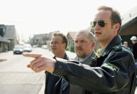 Tatort – Die Kommissare Max Ballauf (Klaus J. Behrendt, li.) und Freddy Schenk (Dietmar Bär) lassen sich von dem Dorfpolizisten Gernot (Stephan Kampwirth, re.) Informationen über das Dorf Schaffrath geben.