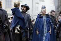 Die Musketiere – (v.l.n.r.) Dauphin (Robby Fisher); Aramis (Santiago Cabrera); Königin Anne (Alexandra Dowling)